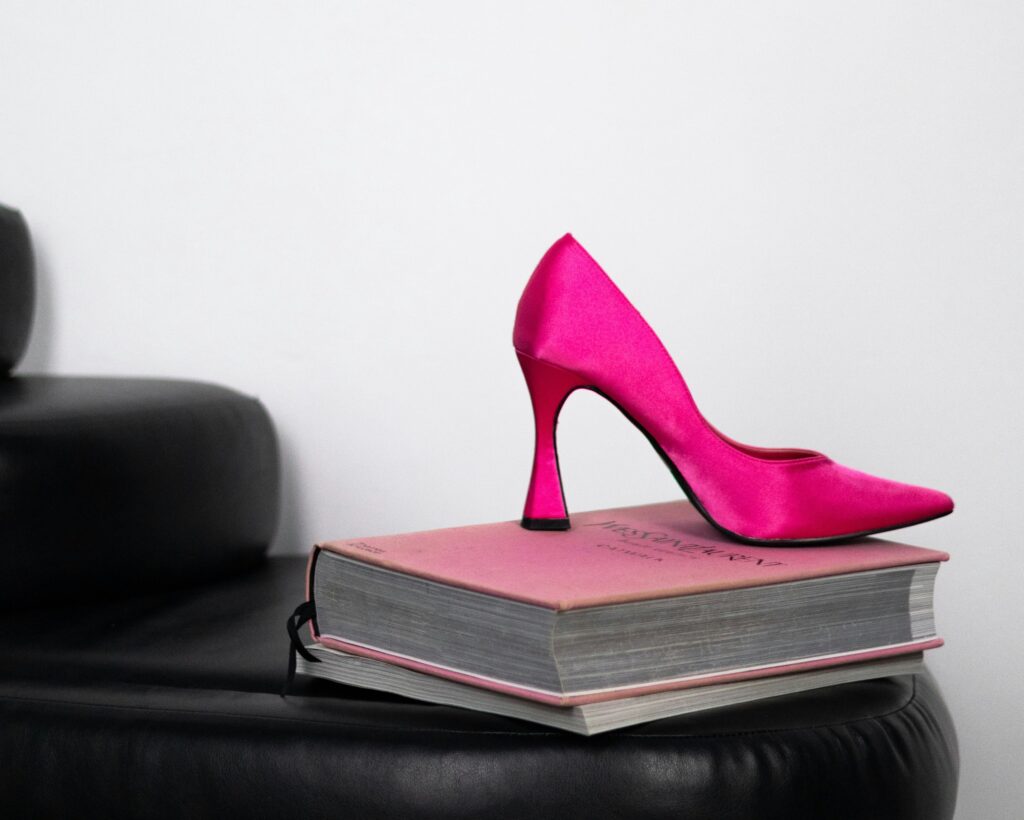 hivatás megtalálása – rózsaszín cipő könyvön, az életút és a döntés szimbóluma